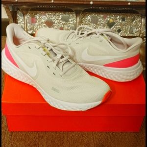 Nike revolution 5